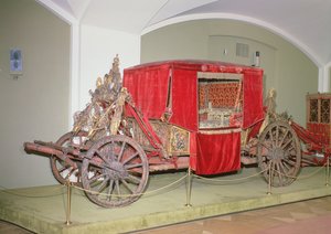 Angol hintó, faragott fa, festett és aranyozott díszítés bársonyfüggönnyel